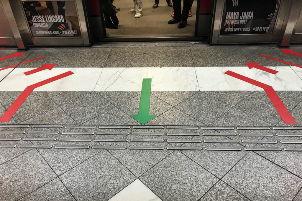 Entrance to the MRT cars